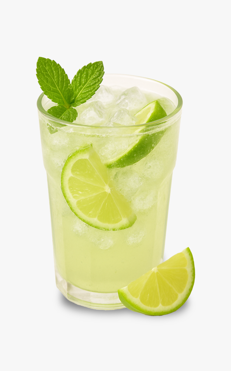 Frische Limonade bei Savos Eine frische Limonade mit Minze, Eiswürfeln und Limette im Glas
