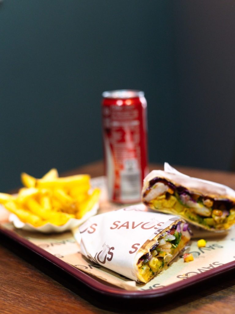 French Tacos Menü – sättigender Lunch in München French Taco mit Pommes und Getränk als Menü bei Savos in München