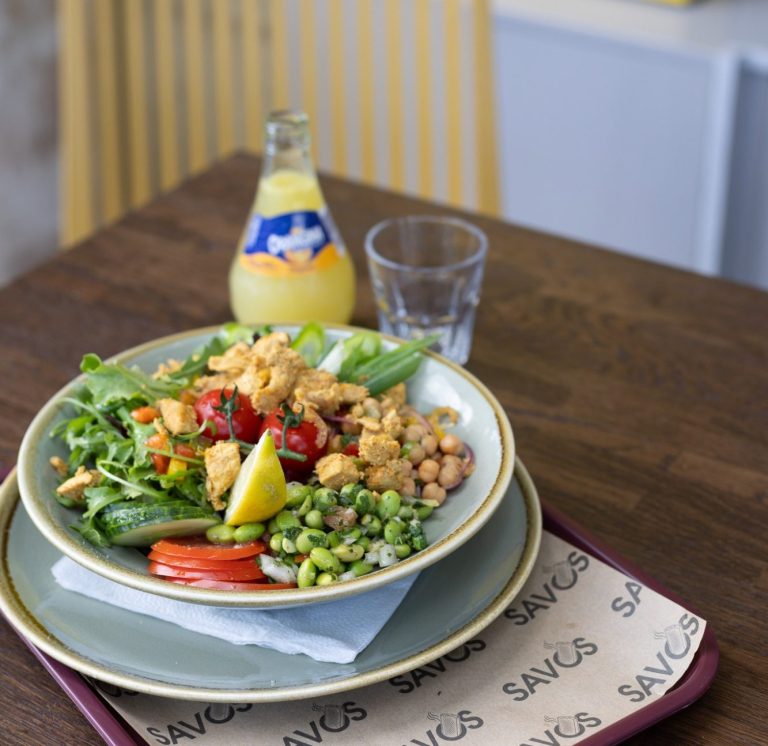 Salad Bowls bei Savos – gesundes, frisches Fast Food in München Gesunde Salad Bowl mit Getränk – leichtes Fast Food in München