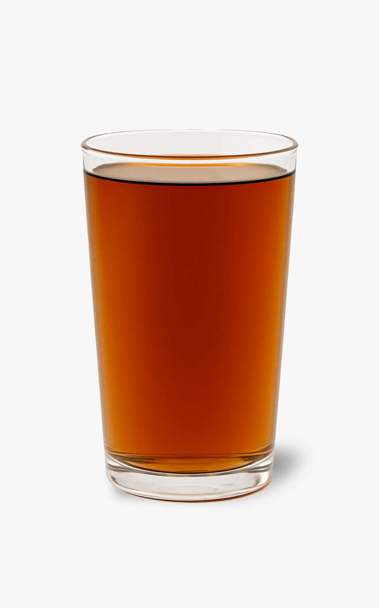 Eine frische Limonade mit Minze, Eiswürfeln und Limette im Glas