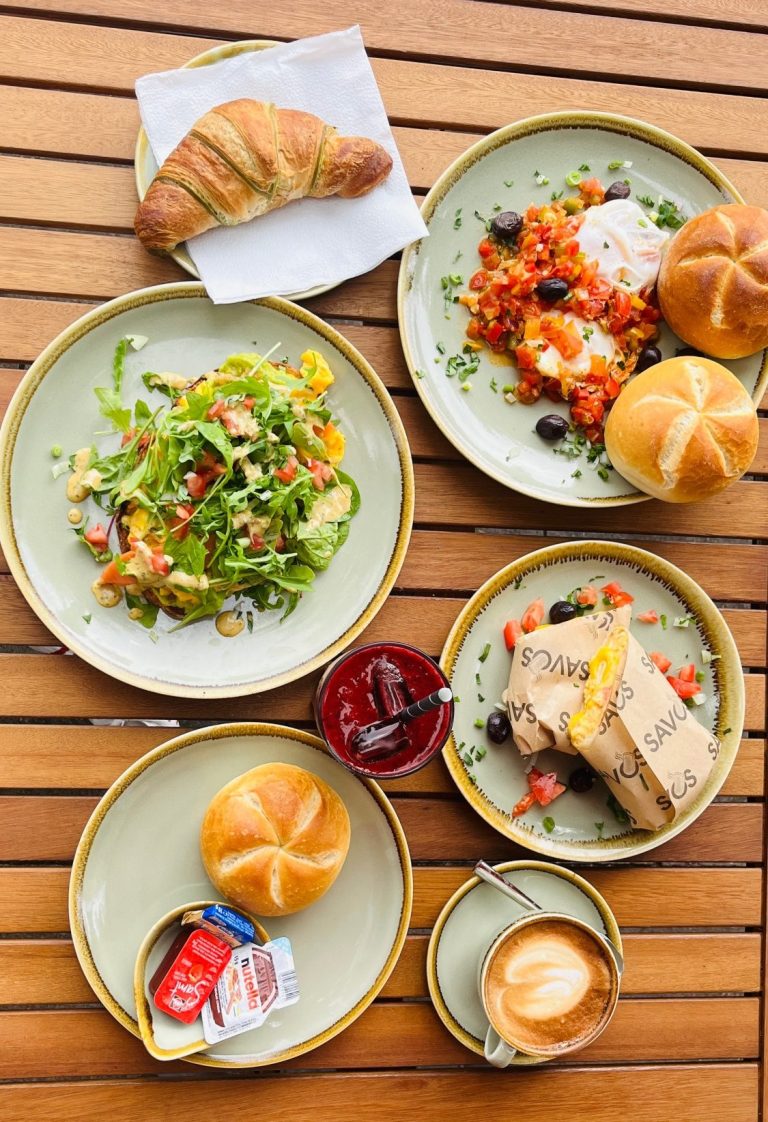 vielseitiges Frühstücksangebot bei SAVOS Frühstück in München bei Savos – Croissants, Eier, Chakschuka, Egg & Bacon Wrap und vieles mehr täglich ab 7 Uhr
